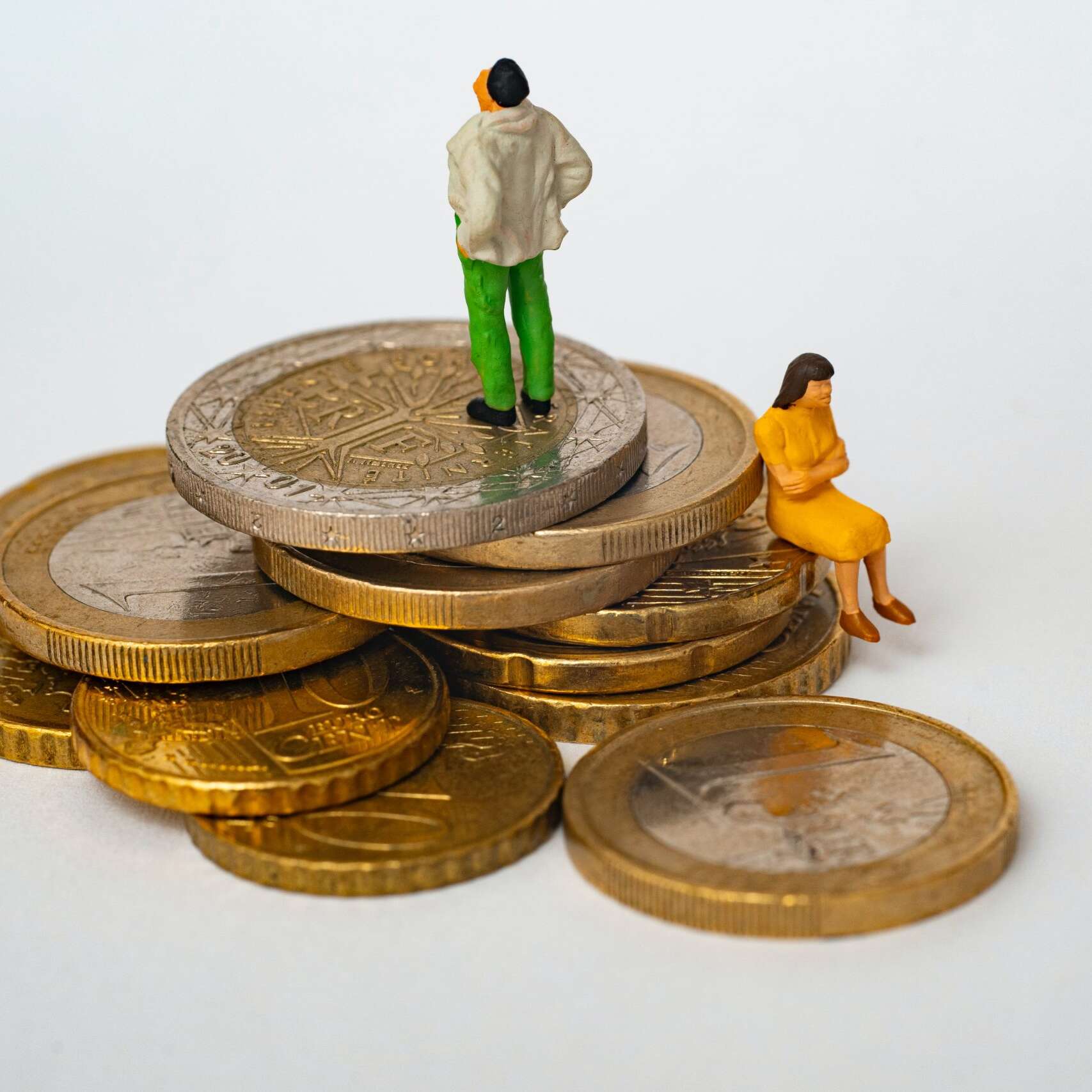 Who pays the legal expenses in a divorce?