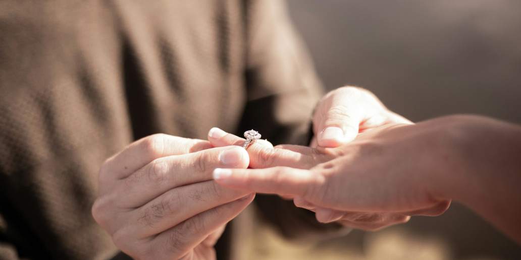 If a wedding is called off, who gets the engagement ring?