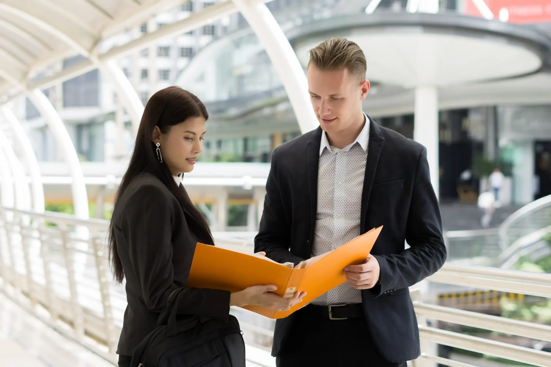 How to Manage Cross-Border Commercial Contracts Legally